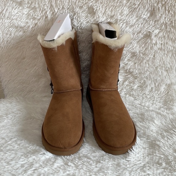 UGG Pure Classic Short boot with Azalea charm 1103129 size 9 womens NEW in Box - Picture 5 of 9